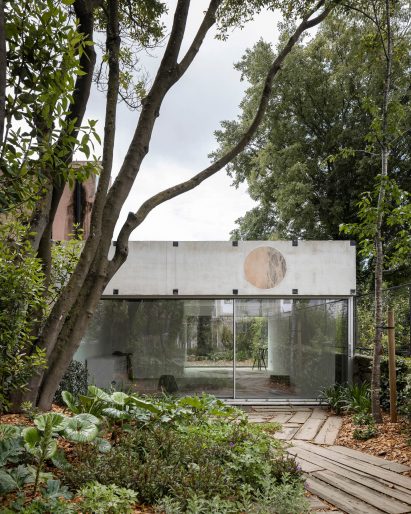 Exterior of garden apartment by Fala Atelier
