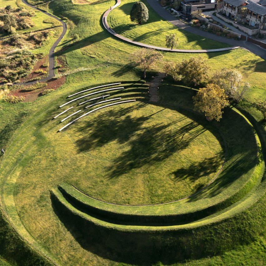 Z'scape added a winding path and a natural amphitheatre to the site in Lijiang