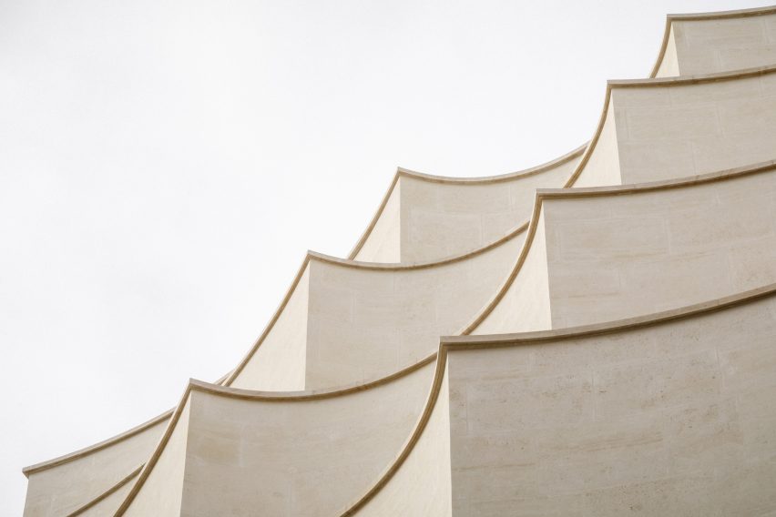 Close-up on the peaked limestone waves of the facade at 12 Rue Jean-Bart