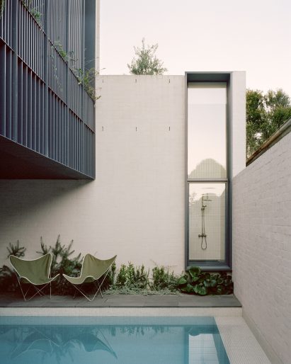 Swimming pool of 8 Yard House by Studio Bright