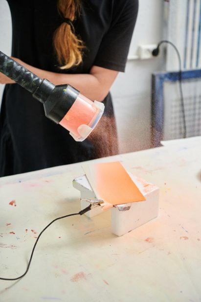 Photograph of Kristine Mandsberg using the flocking technique