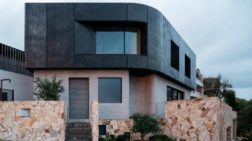 Atelier Andy Carson finishes coastal home in Sydney with stone and bronze