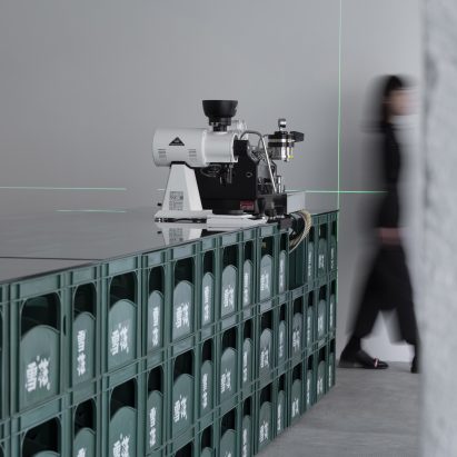 Three hundred beer crates form furnishings of Shenyang’s Fatface Coffee shop