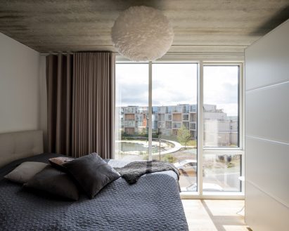 Bedroom with large window in Sneglehusene