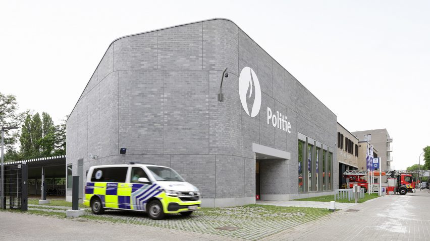 Grey-brick exterior of Antwerp police station by Bovenbouw Architectuur