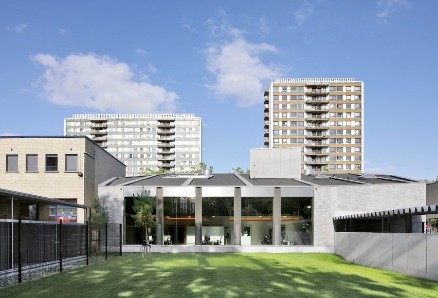 Bovenbouw Architectuur designs police station in Antwerp to be "robust and transparent"