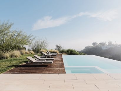 Cantilevered swimming pool at Clear Oak Residence by Woods + Dangaran