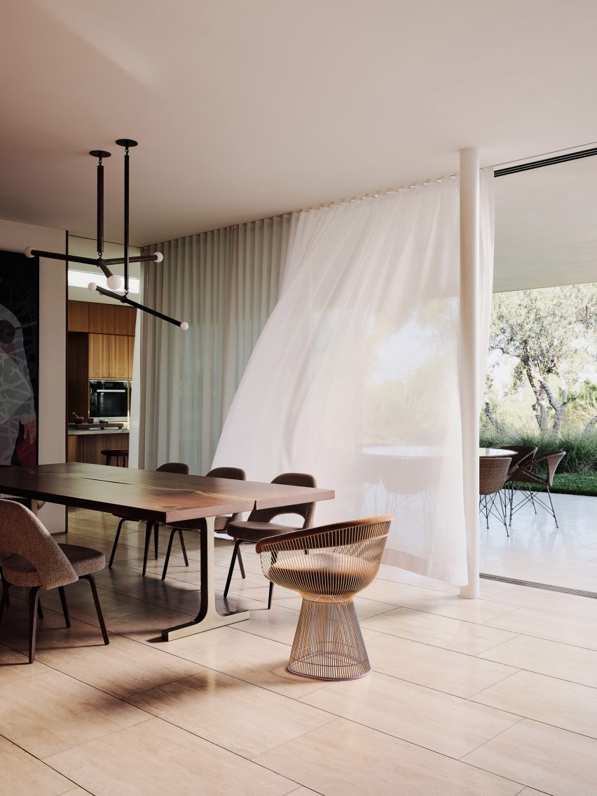 Dining room glazing in Clear Oak Residence by Woods + Dangaran