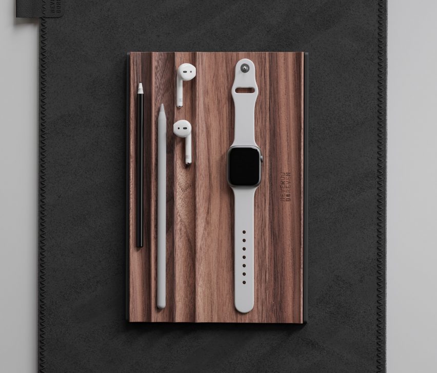 Config 01 desk tray holding personal items