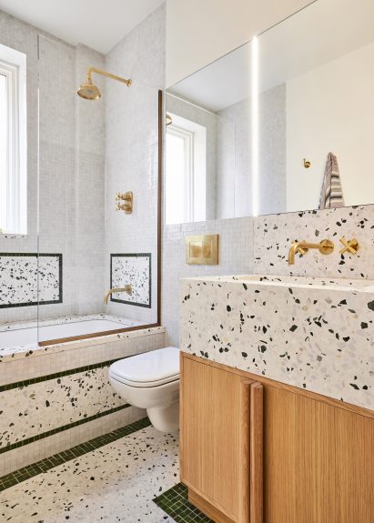Bathroom with terrazzo and oak