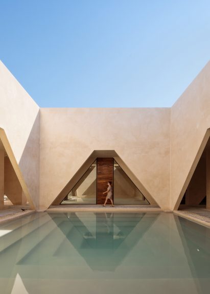 Volume with pool and woman walking