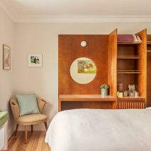 Bed, chair and vanity unit in Fort Road Hotel