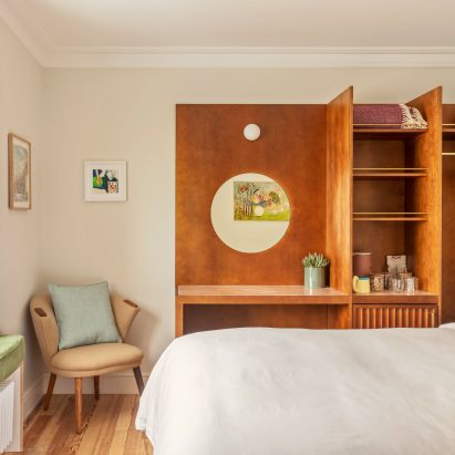 Bed, chair and vanity unit in Fort Road Hotel