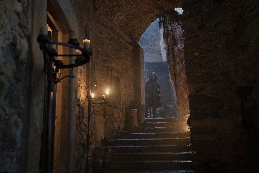 An actor in an alleyway in House of the Dragon