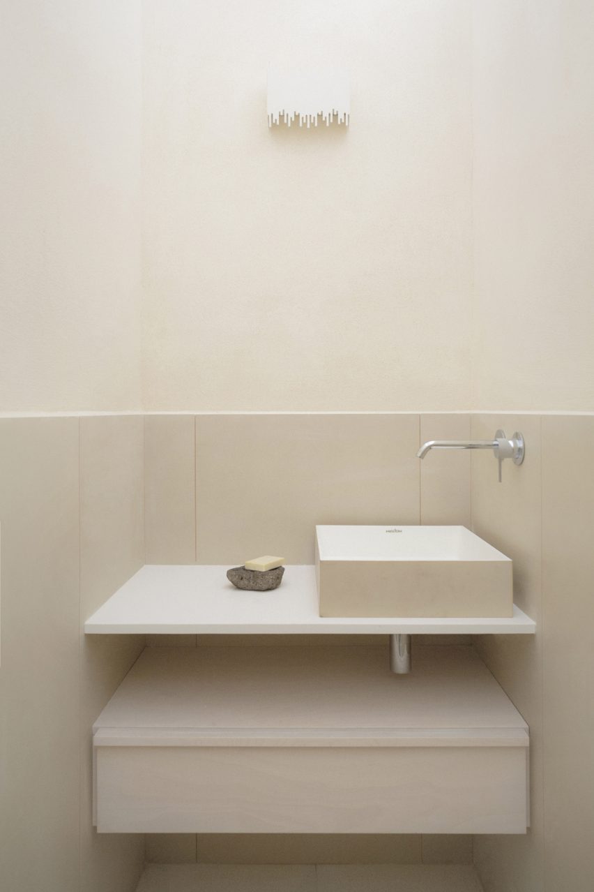 Bathroom inside Iceberg apartment by Laila Architecture