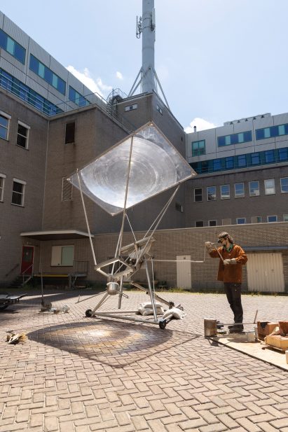 Jelle Seegers turns the crank on the Solar Metal Smelter