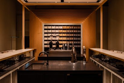 A coffee counter in black granite with a timber frame