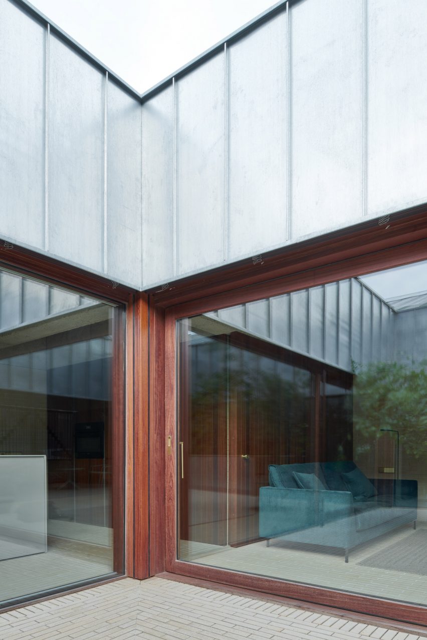 Exterior view of LR House by Lecumberri & Cidoncha and Ińigo Beguiristain