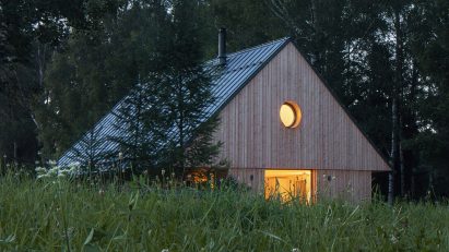 Exterior image of the larch-clad cabin in the Czech Republic