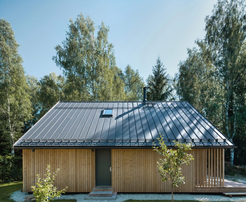 Les Archinautes and 3AE create timber cabin overlooking lake in Czech Republic