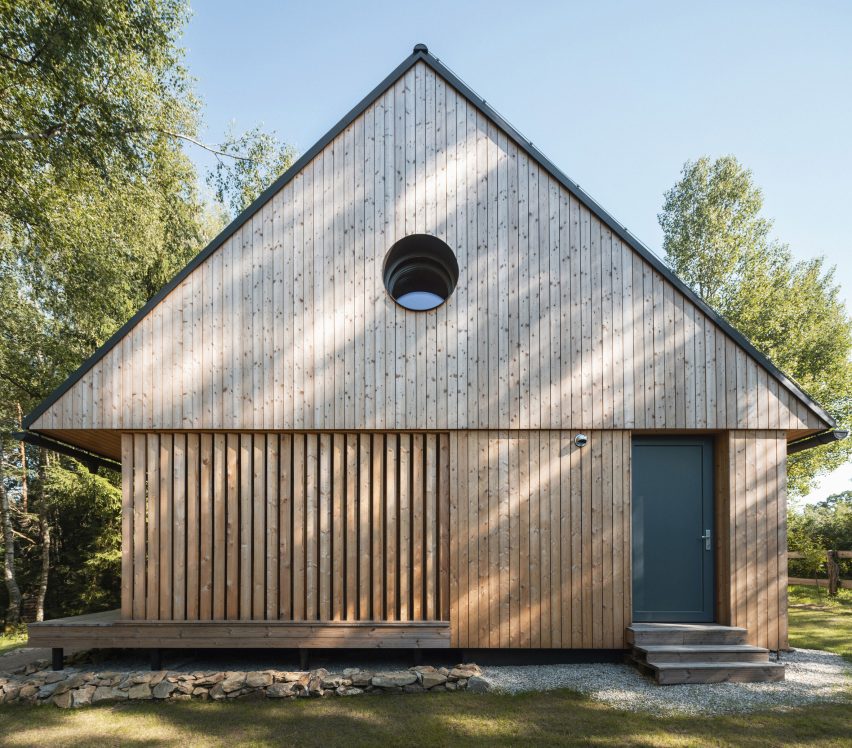 Les Archinautes and 3AE create timber cabin overlooking lake in Czech Republic