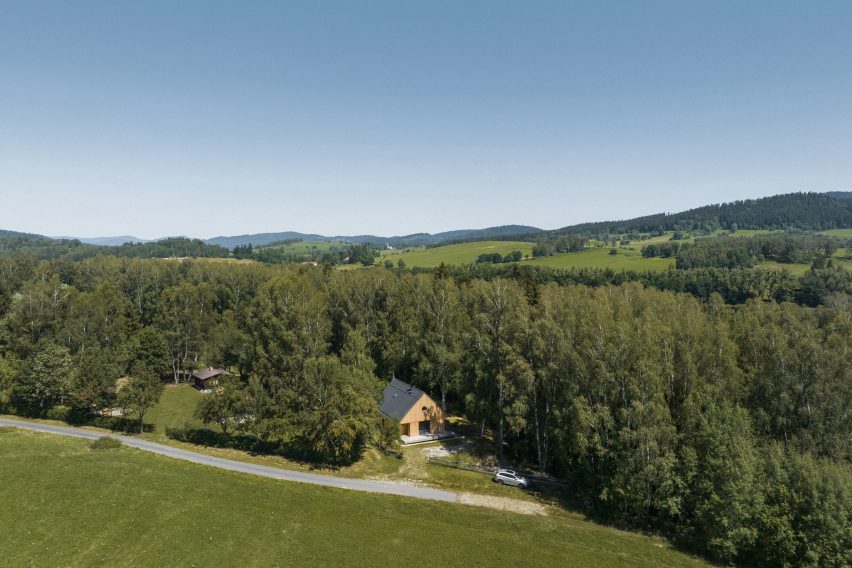 Les Archinautes and 3AE create timber cabin overlooking lake in Czech Republic
