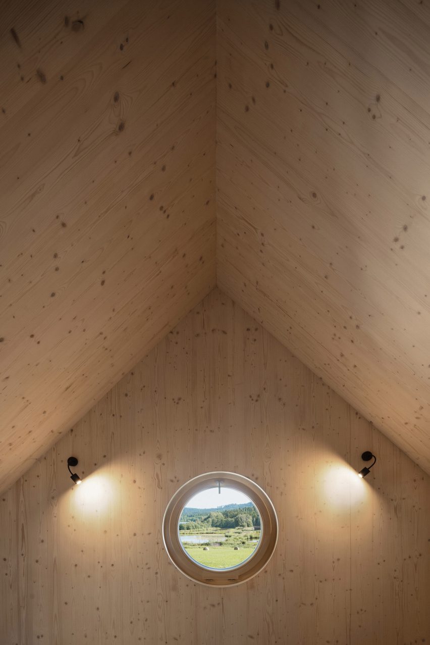 Les Archinautes and 3AE create timber cabin overlooking lake in Czech Republic