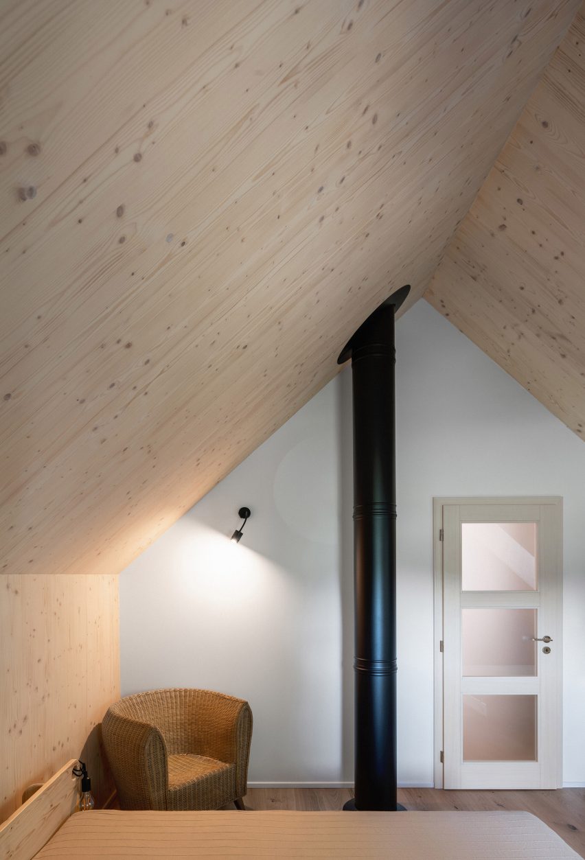 Les Archinautes and 3AE create timber cabin overlooking lake in Czech Republic