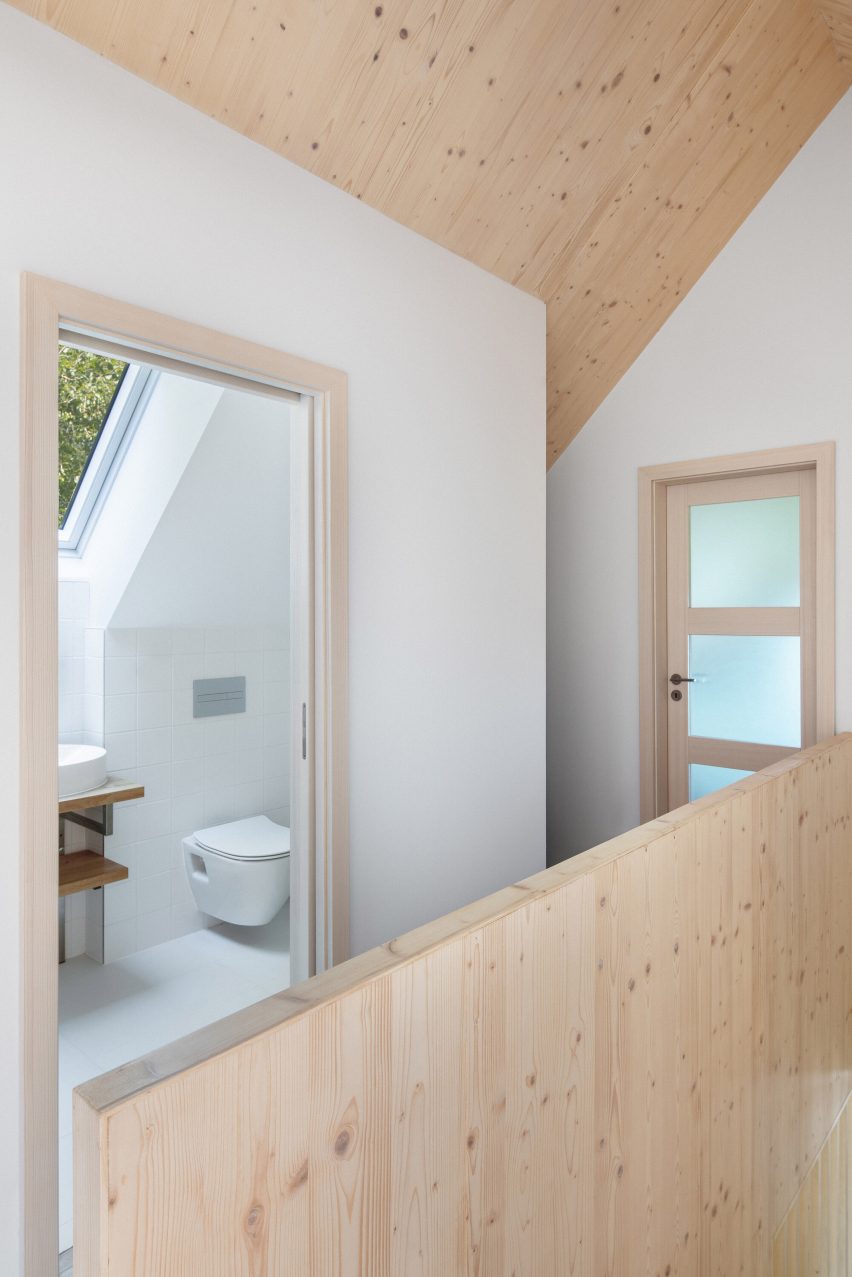Les Archinautes and 3AE create timber cabin overlooking lake in Czech Republic