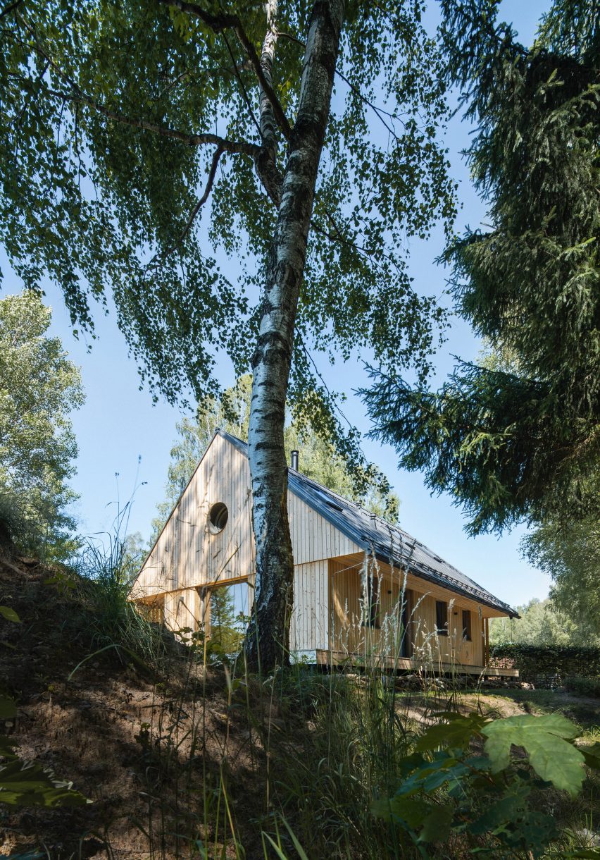 Les Archinautes and 3AE create timber cabin overlooking lake in Czech Republic