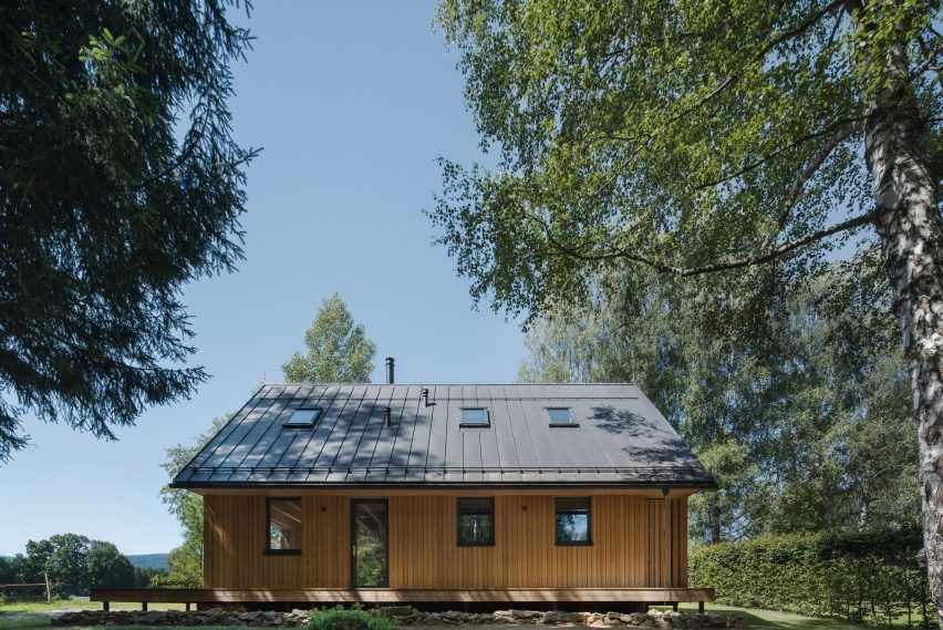 Les Archinautes and 3AE create timber cabin overlooking lake in Czech Republic