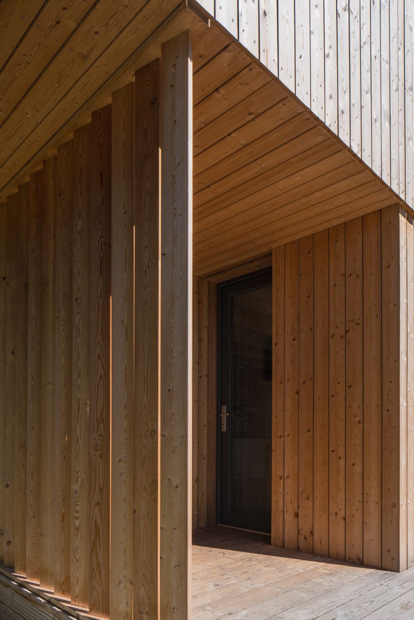 Les Archinautes and 3AE create timber cabin overlooking lake in Czech Republic