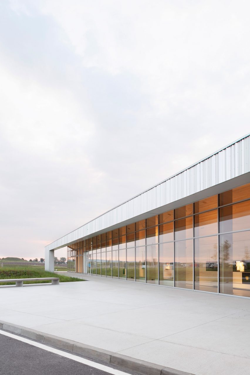 Exterior of Leubinger Fürstenhügel service station by MONO Architekten