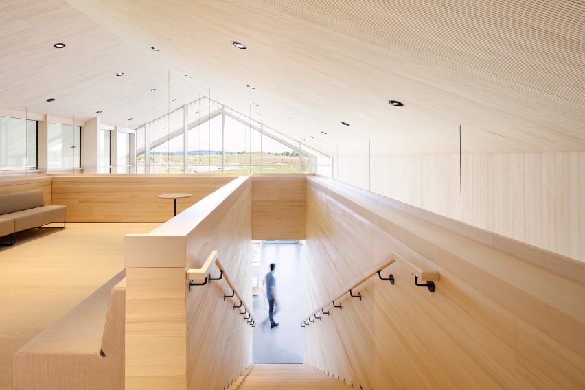 Interior of Leubinger Fürstenhügel service station by MONO Architekten