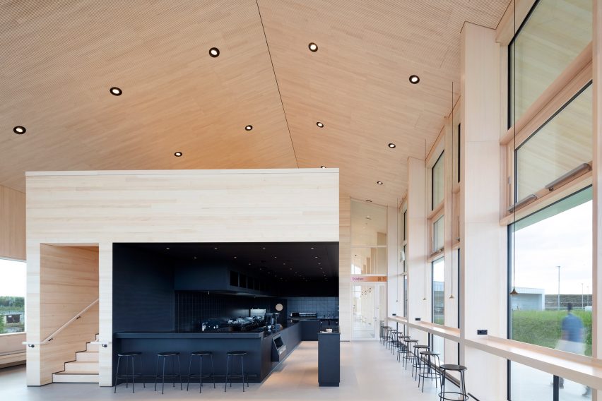 Interior of Leubinger Fürstenhügel service station by MONO Architekten