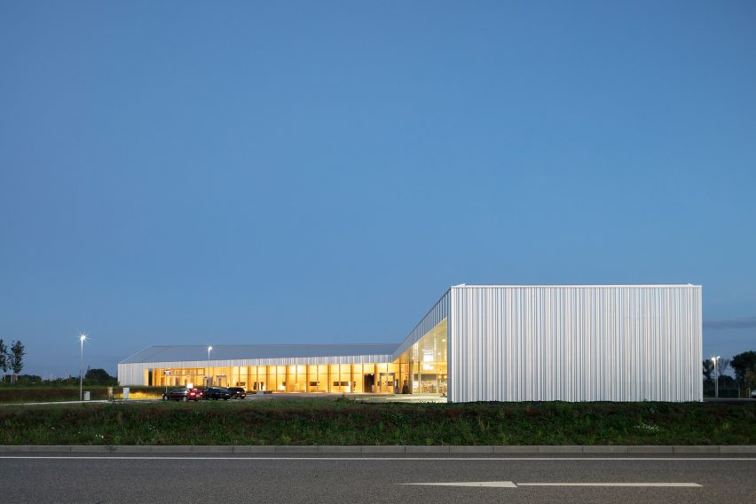 Exterior of Leubinger Fürstenhügel service station by MONO Architekten