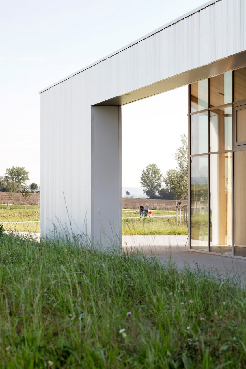 Exterior of Leubinger Fürstenhügel service station by MONO Architekten
