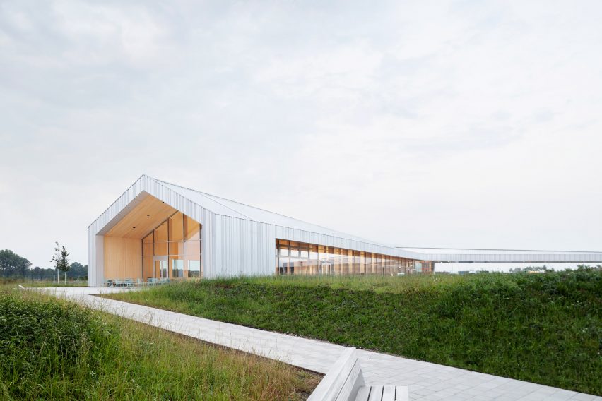 Exterior of Leubinger Fürstenhügel service station by MONO Architekten