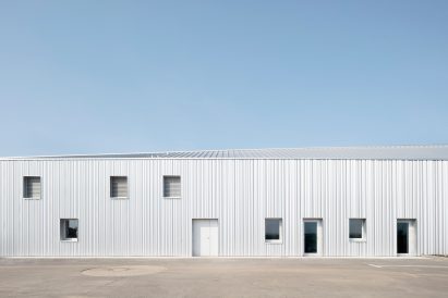 Facade with corrugated aluminium cladding