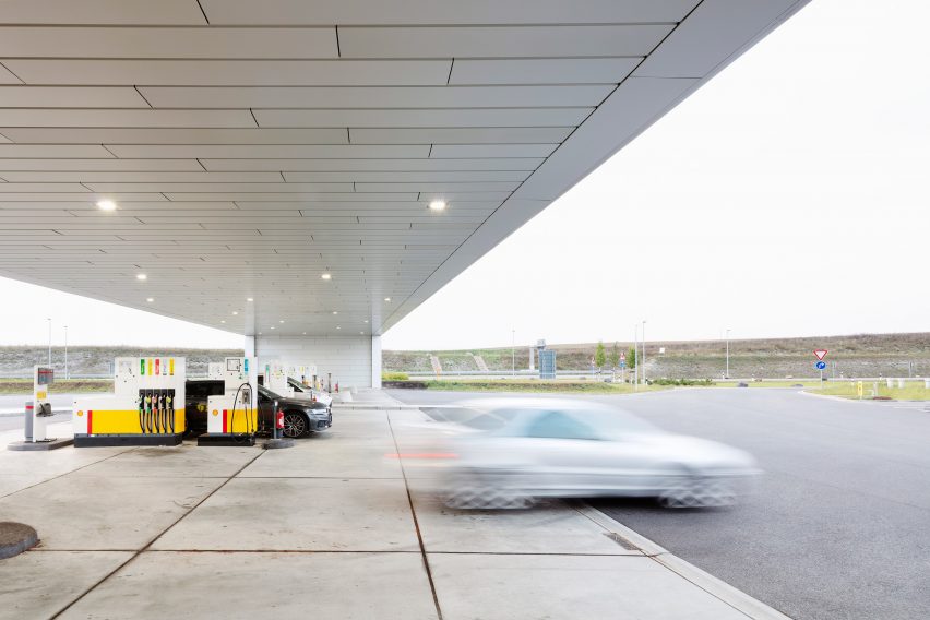 Exterior of Leubinger Fürstenhügel service station by MONO Architekten
