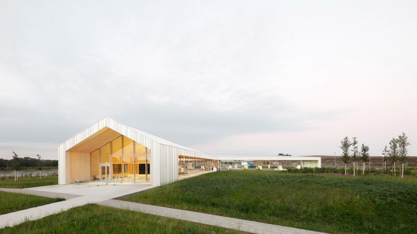 Exterior of Leubinger Fürstenhügel service station by MONO Architekten