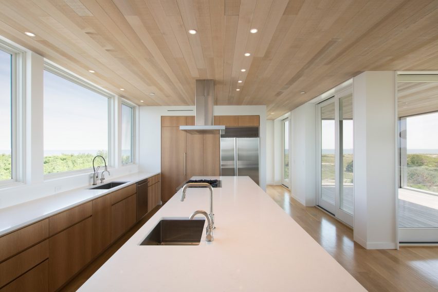 Lido Beach House by Resolution 4 Architecture