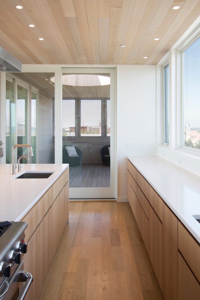 Lido Beach House by Resolution 4 Architecture