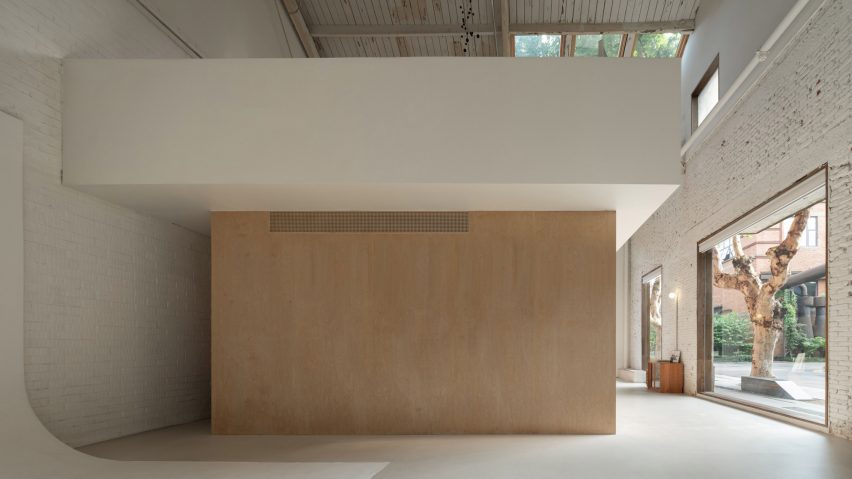 Muhhe Studio inserts "wooden box" into an old factory to create a light-filled photographer's studio