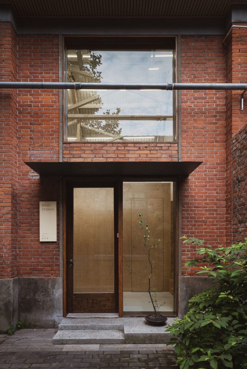 Muhhe Studio inserts "wooden box" into an old factory to create a light-filled photographer's studio