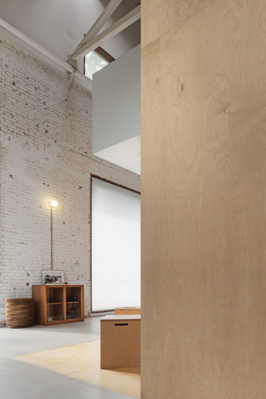 Muhhe Studio inserts "wooden box" into an old factory to create a light-filled photographer's studio