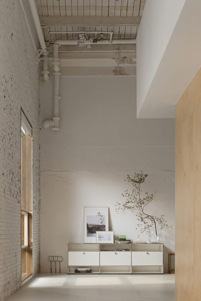 Muhhe Studio inserts "wooden box" into an old factory to create a light-filled photographer's studio