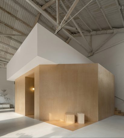 HNS Studio has a metal and wooden volume within the studio