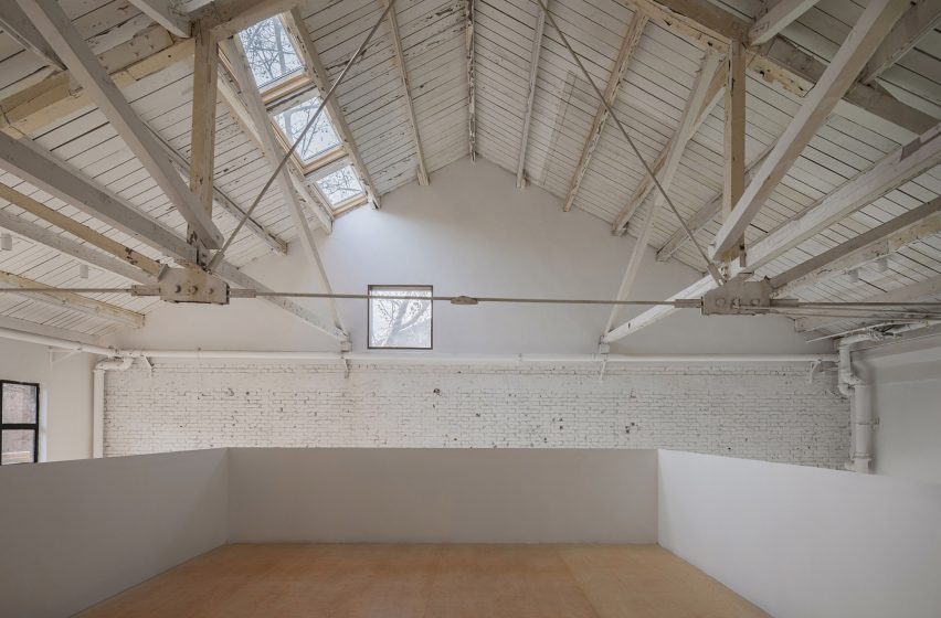 Muhhe Studio inserts "wooden box" into an old factory to create a light-filled photographer's studio