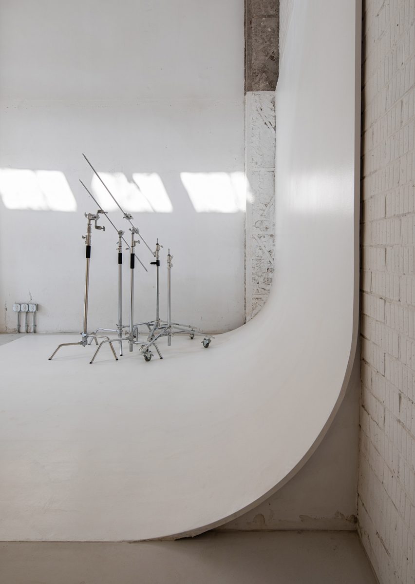 Muhhe Studio inserts "wooden box" into an old factory to create a light-filled photographer's studio